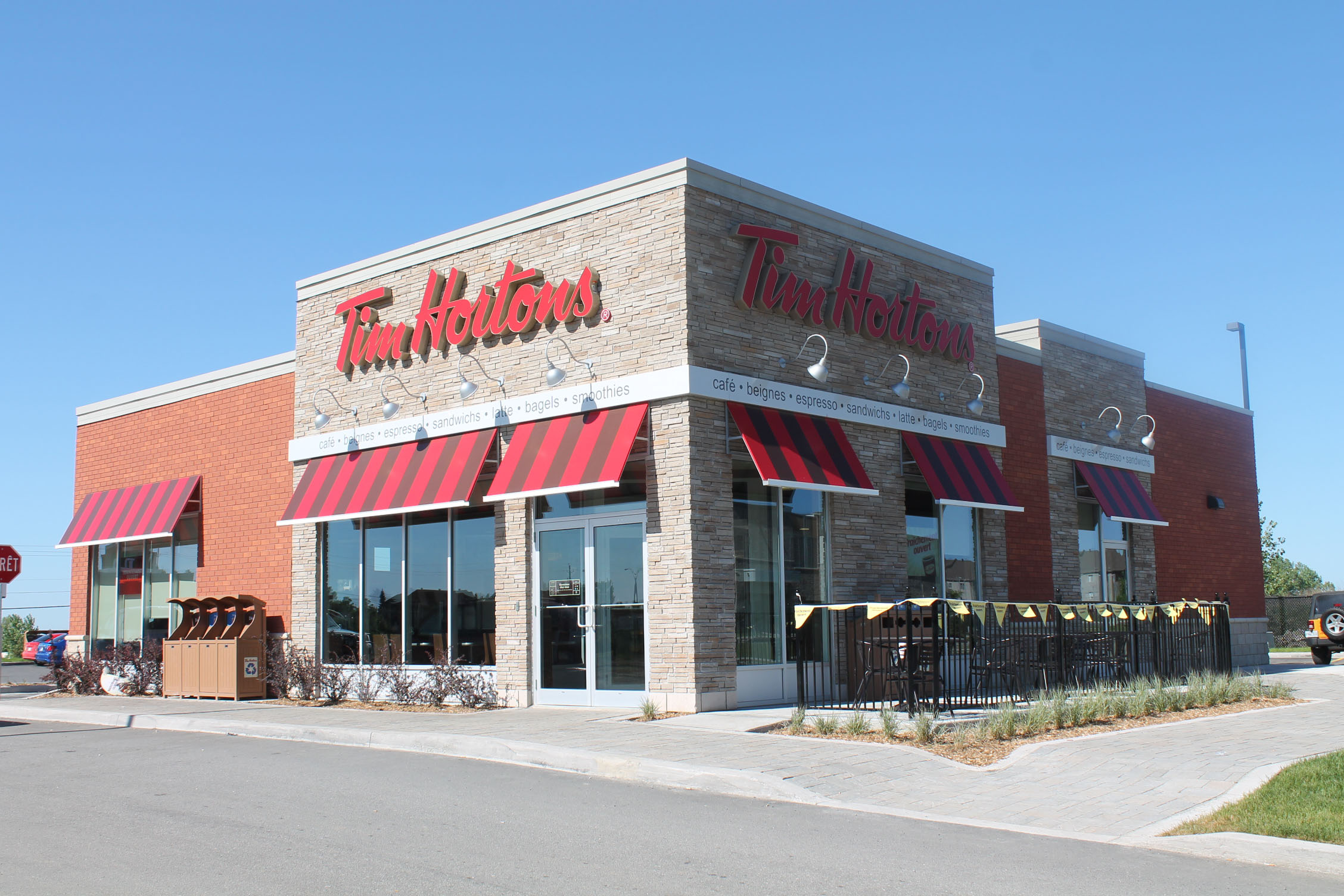 File:Tim Hortons, 700 avenue Atwater, Montreal.jpg - Wikimedia Commons